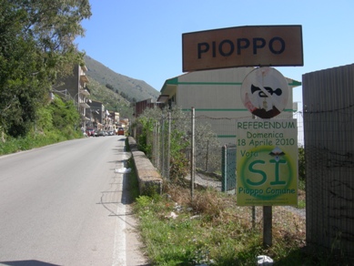 Pioppo. Ingresso in paese con manifesto referendario