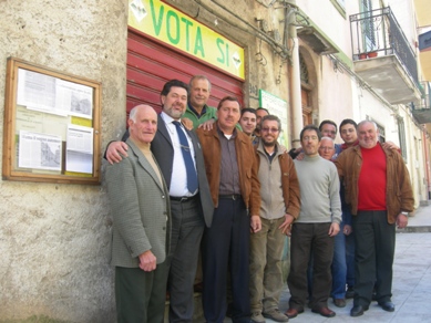 Pioppo. Alcuni membri del comitato referendario per l'autonomia della frazione