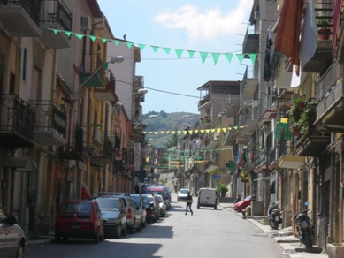 Pioppo.Bandiere autonomiste