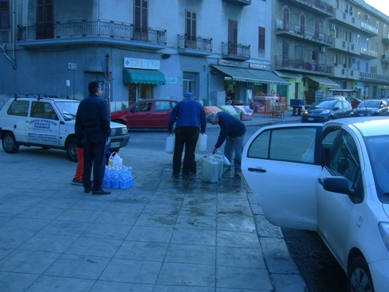 In fila per l'acqua potabile