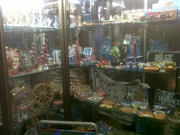 Messina. Vetrinetta di imperdibili souvenir siciliani