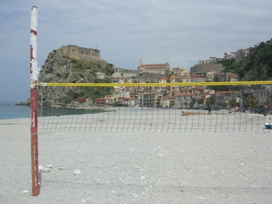 Paese vecchio e castello visti dalla spiaggia